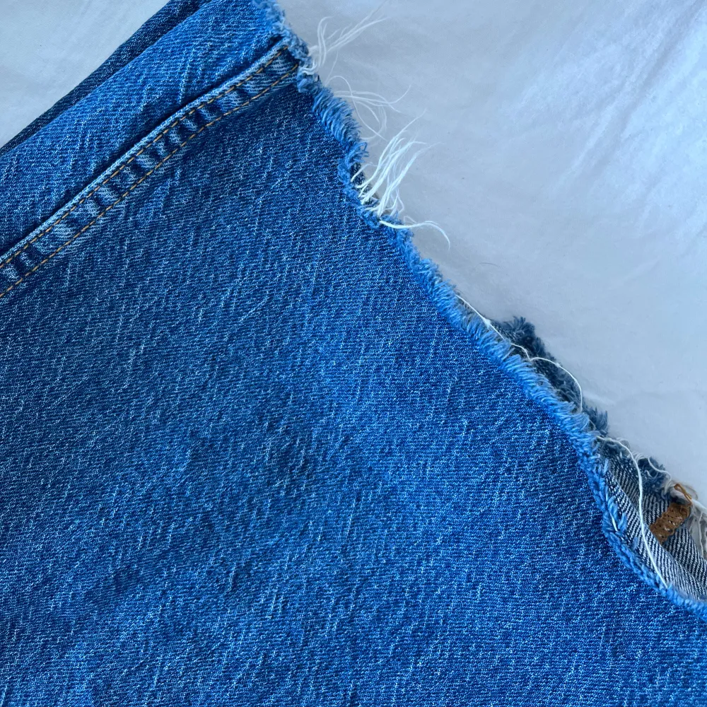 Ett par superfina lågmidjade jeans med vida ben, från NAKD! Säljer då dem inte kommer till användning längre. Är i fint skick, dock är dem avklippta och passar mig i längden som är 157cm!🥰 Originalpris 699kr. . Jeans & Byxor.