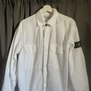 Stone Island overshirt - Säljer nu min stone island overshirt i topp skick. Con 9/10. Köpt på NK kan skicka bild på kvitto vid begäran. Om ni vill ha bilder med den på så kan det fixas! 
