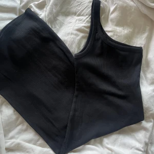 asymmetrisk svart klänning - jätte fin asymmetrisk klänning med ett band, ganska lång lite över knäna 💕