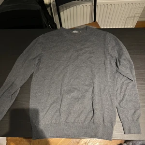 Stickad tröja  - Storlek M Bomullströja som sitter bra, snyggt med skjorta under