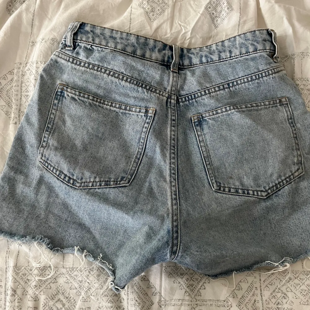 Ljusblå jeansshorts från hm. De har inga defekter och är i fint skick! Säljer för att de är lite stora på mig.. Shorts.