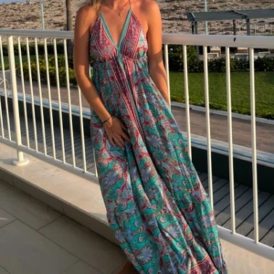 Klänning  - Supersöt klänning köpt i Spanien, aldrig använd!!