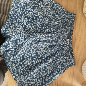 Blommiga shorts - Säljer dessa blommiga shortsen som är helt oanvända! Pris kan diskuteras 