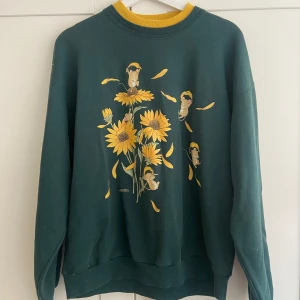Söt sweatshirt med små möss - Jättesöt sweatshirt med små möss och solrosor. Välanvänd men i fint skick 💕