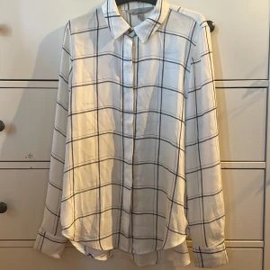 Rutig skjorta - Bra skick, knappt använd  100% polyester