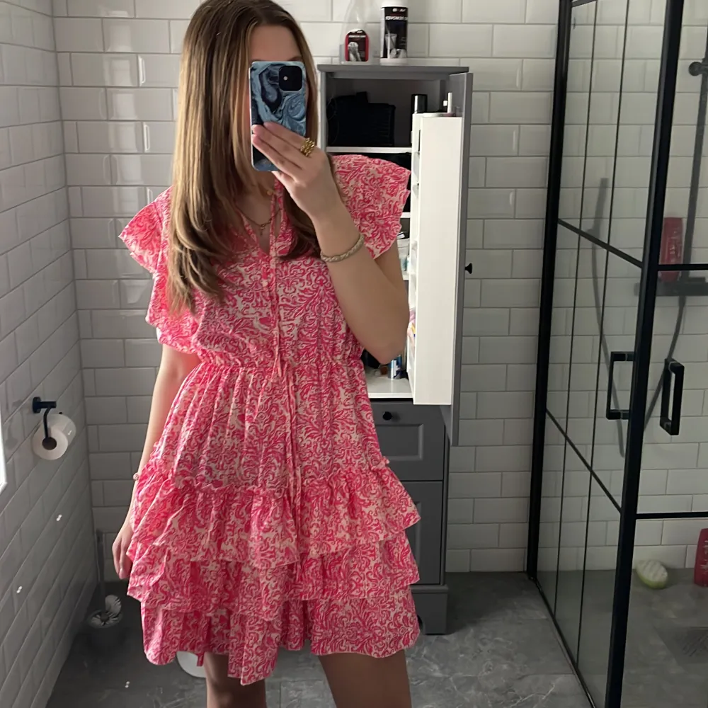 VID INTRESSE SKRIV!!❤️Jag säljer min rosa klänning i strl S pågrund av att färgen inte riktigt passar mig❤️ den är använd runt 2 gånger och har ett stretchigt men osynligt resårband vid magen då den passar olika storlekar❤️ . Klänningar.