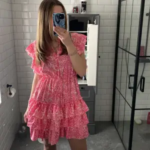 VID INTRESSE SKRIV!!❤️Jag säljer min rosa klänning i strl S pågrund av att färgen inte riktigt passar mig❤️ den är använd runt 2 gånger och har ett stretchigt men osynligt resårband vid magen då den passar olika storlekar❤️ 