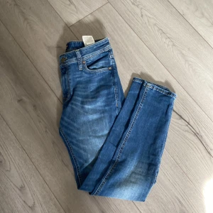 Jack & jones jeans - Jeans som är knappt använda slim Glenn men modellnamnet har lossnat  Passar dig som är mellan 170-175 cm