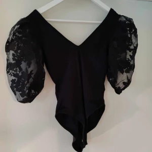 Puffärmad festtopp/body  - Body från Zara. Som ny. Marinblå. Puffärmar. 
