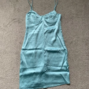 Satin klänning zara - Ljusblå satinklänning med kupor från zara, endast använd 1 gång förra sommaren.