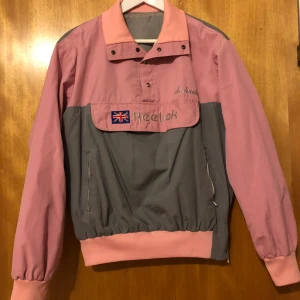 Reebok 90s jacka  - Knappt använd  Finns lite små fläckar, kan eventuellt gå bort Foder ihop sytt inuti 