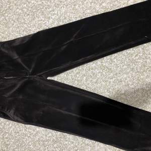 Säljet ett helt nya sammet byxor i färgen mörk brun  storlek 32/32