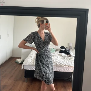 Blommig klänning med knyte - Mycket bra skick!