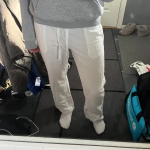 Linnebyxor  - Vita linnebyxor! Vet tyvärr inte vilken butik de kommer ifrån då lappen är borta. Storlek M men de är ganska korta