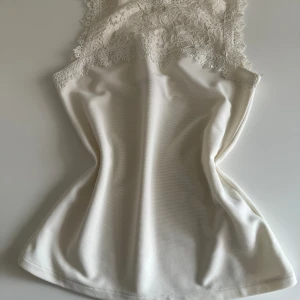 Vit spetstopp - Vit spetstopp med guldiga detaljer  Väldigt bra skick 