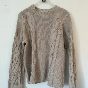 Beige oversized stickad tröja - Oversized stickad tröja, knappt använd🤎🤍