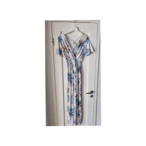 Maxiklänning Sisters Point - Fin sval maxiklänning från Sisters Point . Använd 1 ggr. Nyskick!  95 % polyester, 5 % elestan