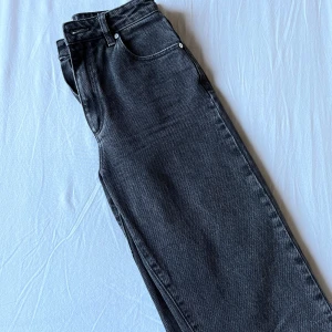 A brand Jeans | 94 high waisted  - Otroliga gråa jeans! Jag har tyvärr växt ur dom, därav säljer jag mina favvisar.  Stl 26. Jättefin kvalité och använd fåtal gånger.