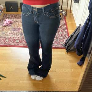 Jättefina lågmidjade bootcut jeans från MOTO EVA. Modellen är i tall och på bilden ser man hur de sitter i längden på mig som är 165. Har lite slitage vid hälen på baksidan på båda sidor annars jättebra skick💗Skriv i dm för specifika mått på jeansen.