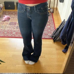 Vintage Jeans - Jättefina lågmidjade bootcut jeans från MOTO EVA. Modellen är i tall och på bilden ser man hur de sitter i längden på mig som är 165. Har lite slitage vid hälen på baksidan på båda sidor annars jättebra skick💗Skriv i dm för specifika mått på jeansen.