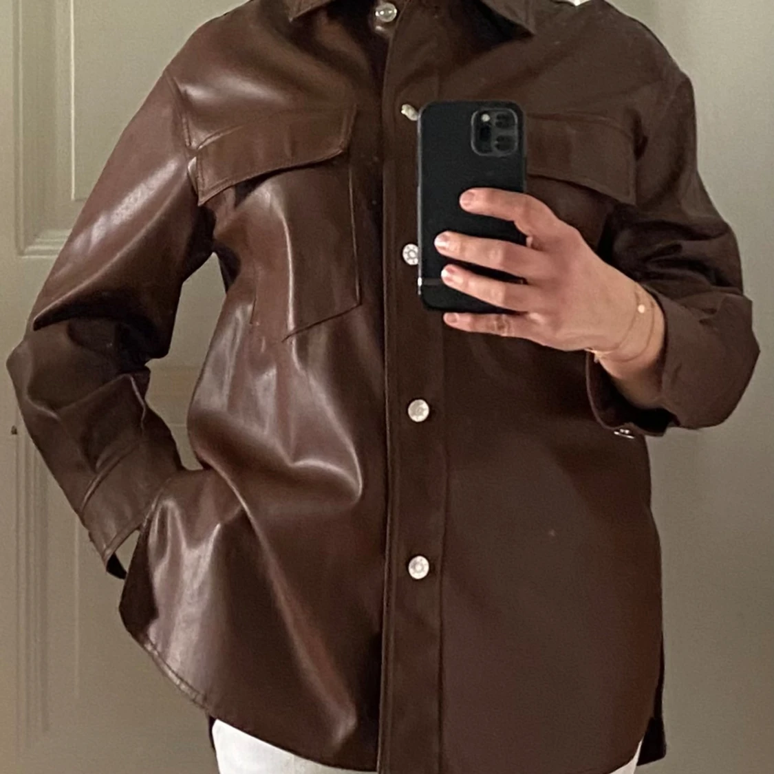 Overshirt i konstläder Bershka