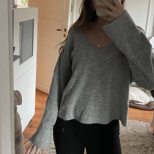 Grå stickad tröja  - Tröja från HM utan defekter men använd