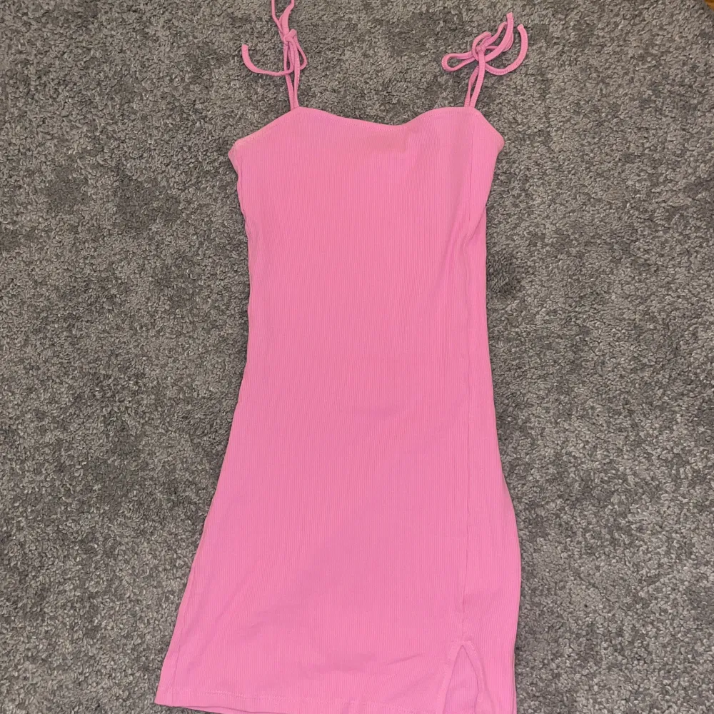 Säljer denna supergulliga klänningen med rosetter från pull&bear eftersom den inte kommer till användning längre. Perfekt till sommaren, använd endast ett fåtal gånger 💕skriv för fler bilder/info. Klänningar.