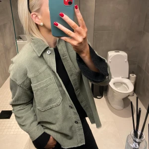 Zara jacka - Höst/Vår jacka från Zara.  Strl M men sitter mer som en S💘