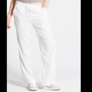 Vita linnebyxor   - Linnebyxor från lager 157. Aldrig andvända, säljer då dem är lite stora. Köppta för 180kr. Tar endast Swish 