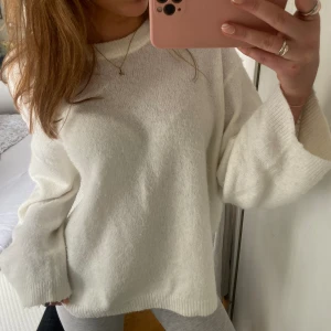 stickad tröja - 🤍säljer min vita stickade tröja från lager 157🤍 använd ett fåtal gånger, men ser ut som ny !! tunnt tyg som inte sticks !! svarar snabbt vid frågor!🫶🏼