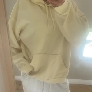Hoddie - Gul mysig oversized hoddie från HM.