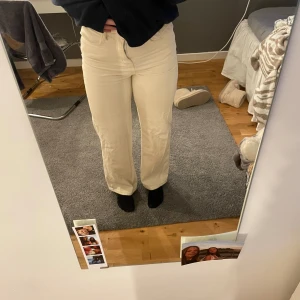 Jeans - Jeans i lite krämvit färgad 
