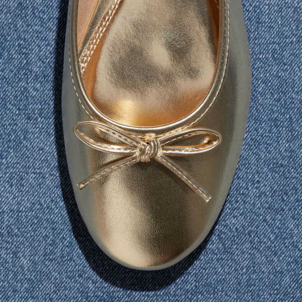 Säljer dessa skitsnygga ballerina skorna från hm som är helt slutsålda💕 helt oanvända . Skor.