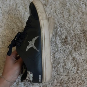  Axel Arigato Skor  - Jättefina axel arigato skor med leopard mönster i bak. Täcken på användning, därav priset.❣️