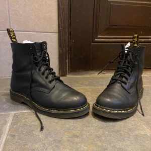 Dr.Martens - Dr.Martens, Orginalpris 2000kr •Äkta mjukt läder •Impregnerade  •Bra skick på sula och sko •Ett och annat märke där framme på skorna •Ett snöre som har gått sönder i änden