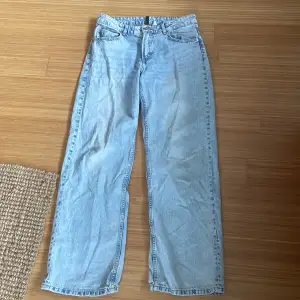 Straight jeans från H&M, använda några gånger men inte slitna, lite trasigt längst ner men inte mycket alls.