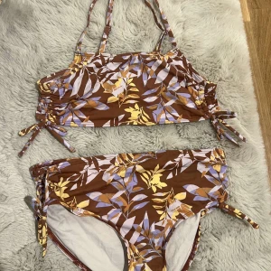brun bikini  - - löv/blommig bikini - bra skick - bekväm 