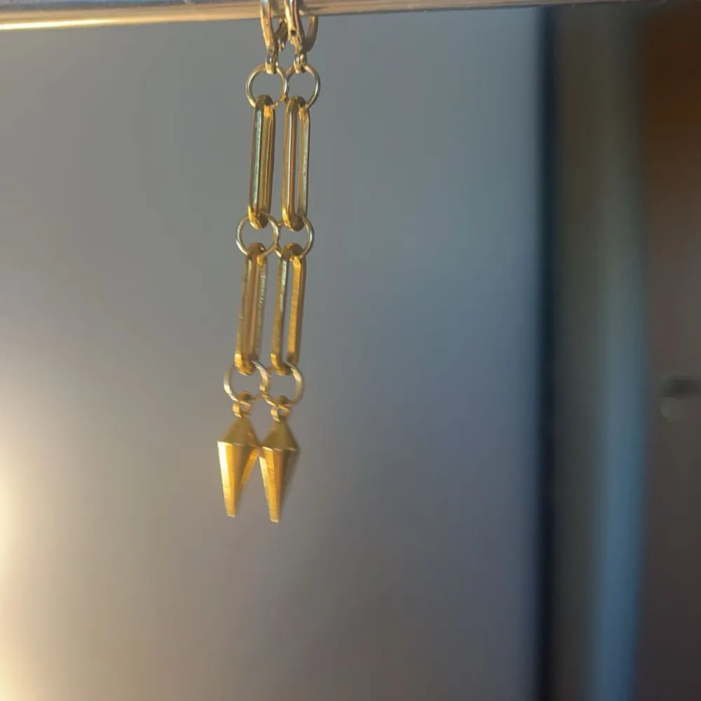 Jättefina rostfria guldiga örhängen(finns inte i silver)FÅR INTE KOMMA I KONTAKT MED VATTEN, går att bara köpa en om man inte vill ha ett par och det blir såklart billigare❤️. Asusteet.