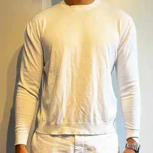 Snygg vit tröja från Zara | Skick 7/10 | Storlek Small | Vid minsta lilla fundering är det bara att fråga!
