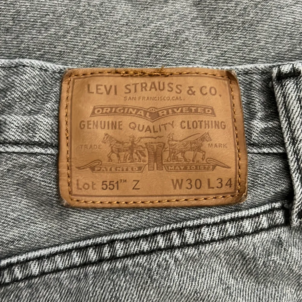 Säljer mina använda Levis 551z jeans. De är gråa, och i storlek W:30 L:34. Jag skulle säga att de sitter lite löst. Det finns vissa defekter såsom små trådar som sticker ut på ett fåtal ställen men inget som är synligt. Pris går att diskutera.. Jeans & Byxor.