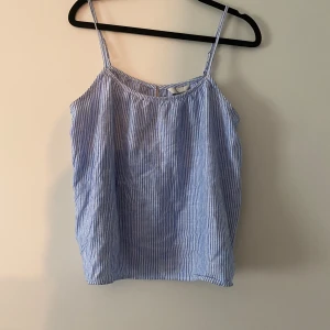 Sommrig topp  - Säljer denna söta topp/linne, fin nu till sommaren💘