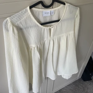 Krämvit blus  - Jättesöt krämvit blus från vila 💕väldigt bra skick!