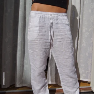 Raka linne byxor  - Säljer dessa raka linnebyxor i nyskick. Perfekt till sommaren när man int ekan ha jeans. Super luftiga och sköna att ha på sig. 