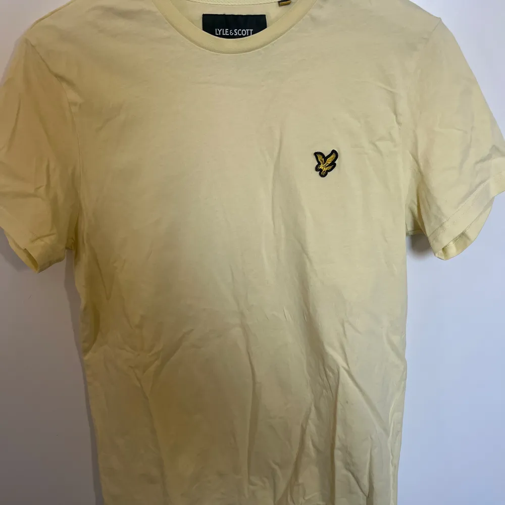 Lyle&Scott T-shirt gul. Storlek S. En tröja i gott skick och nytvättad.. T-shirts.