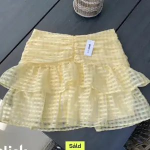 Säljer denna jätte snygga och slutsålda kjol från Gina tricot! Den är knappast använd och har inga defekter. Perfekt kjol nu till sommaren och skriv för egna bilder❤️