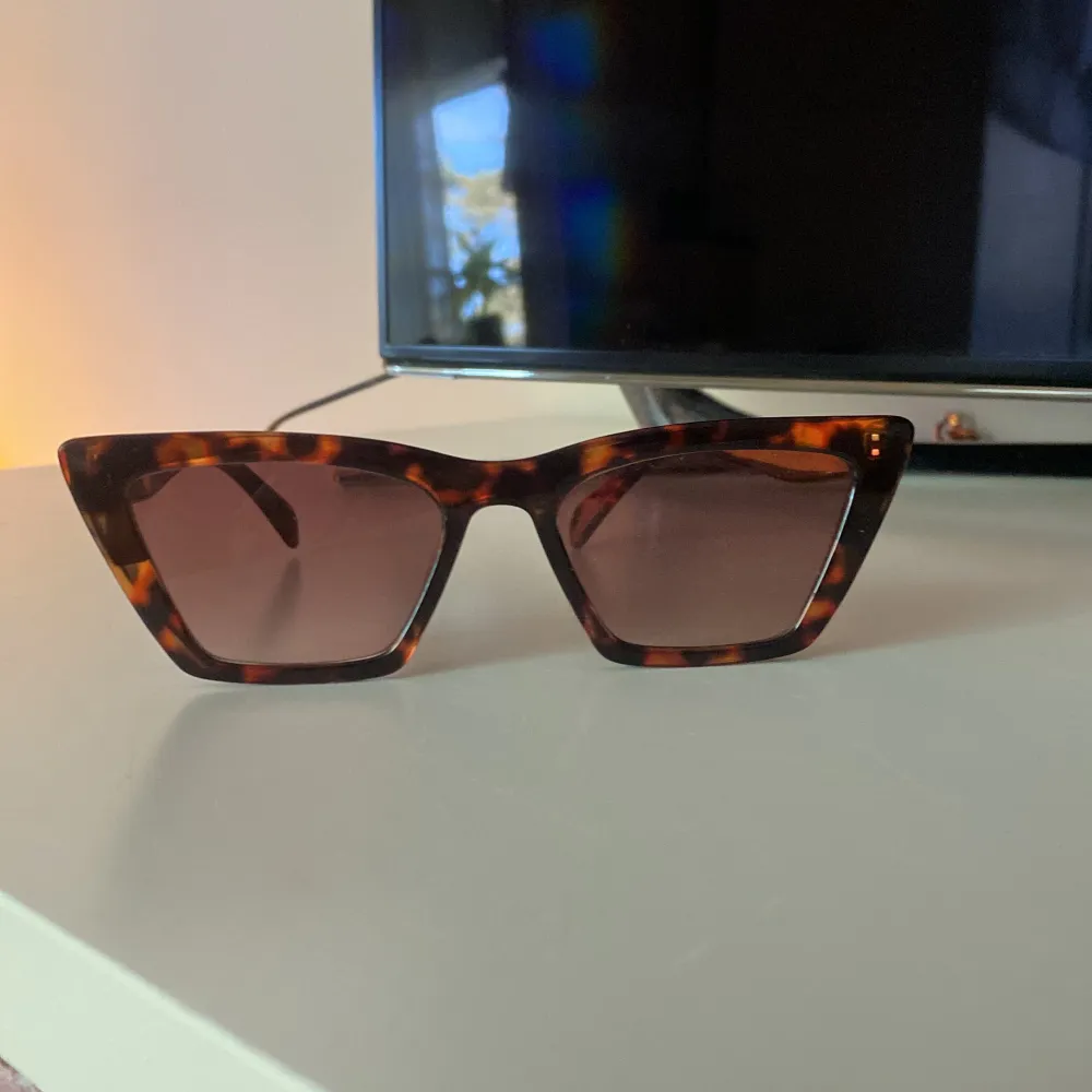 Säljer dessa solglasögon då dem inte kommer till användning längre. Dem är i för svart o brun. De har spetsig kan och kommer från Arket, original pris är 300kr💗skriv för mer frågor. Övrigt.