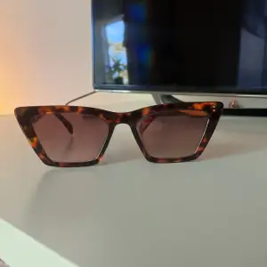 Säljer dessa solglasögon då dem inte kommer till användning längre. Dem är i för svart o brun. De har spetsig kan och kommer från Arket, original pris är 300kr💗skriv för mer frågor