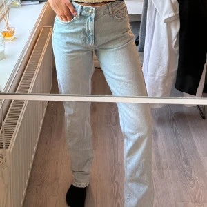 Perfect Gina tricot Jeans - Supertrendiga ljusblåa jeans, använd ett fåtal gånger så fortfarande väldigt bra skick! Fraktkostnad kan tillkomma beroende på vart den ska skickas 🙌🏻