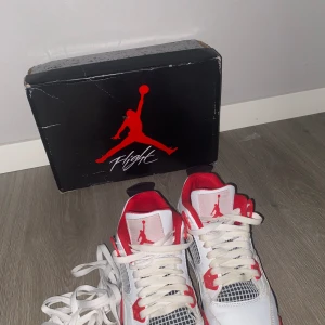 Jordan 4 Fire red - Jordan 4 i 8/10 Skick knappast andvända Kan sänka vid snabb affär 