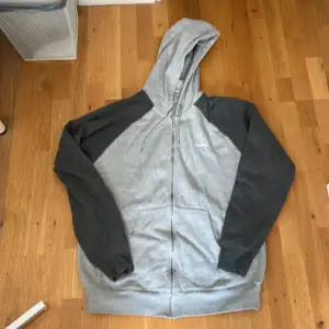 Jätte skön zip up hoodie från Reebok. Säljer då den inte längre kommer till användning. Passar både killar och tjejer. Skriv för fler bilder eller funderingar 🙌